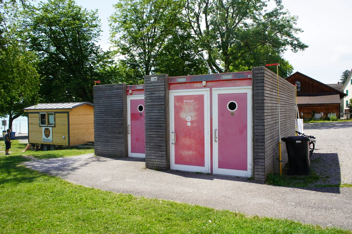 Die in die Jahre gekommene Toilettenanlage am Seequai in Pfäffikon soll bald neu gebaut werden.